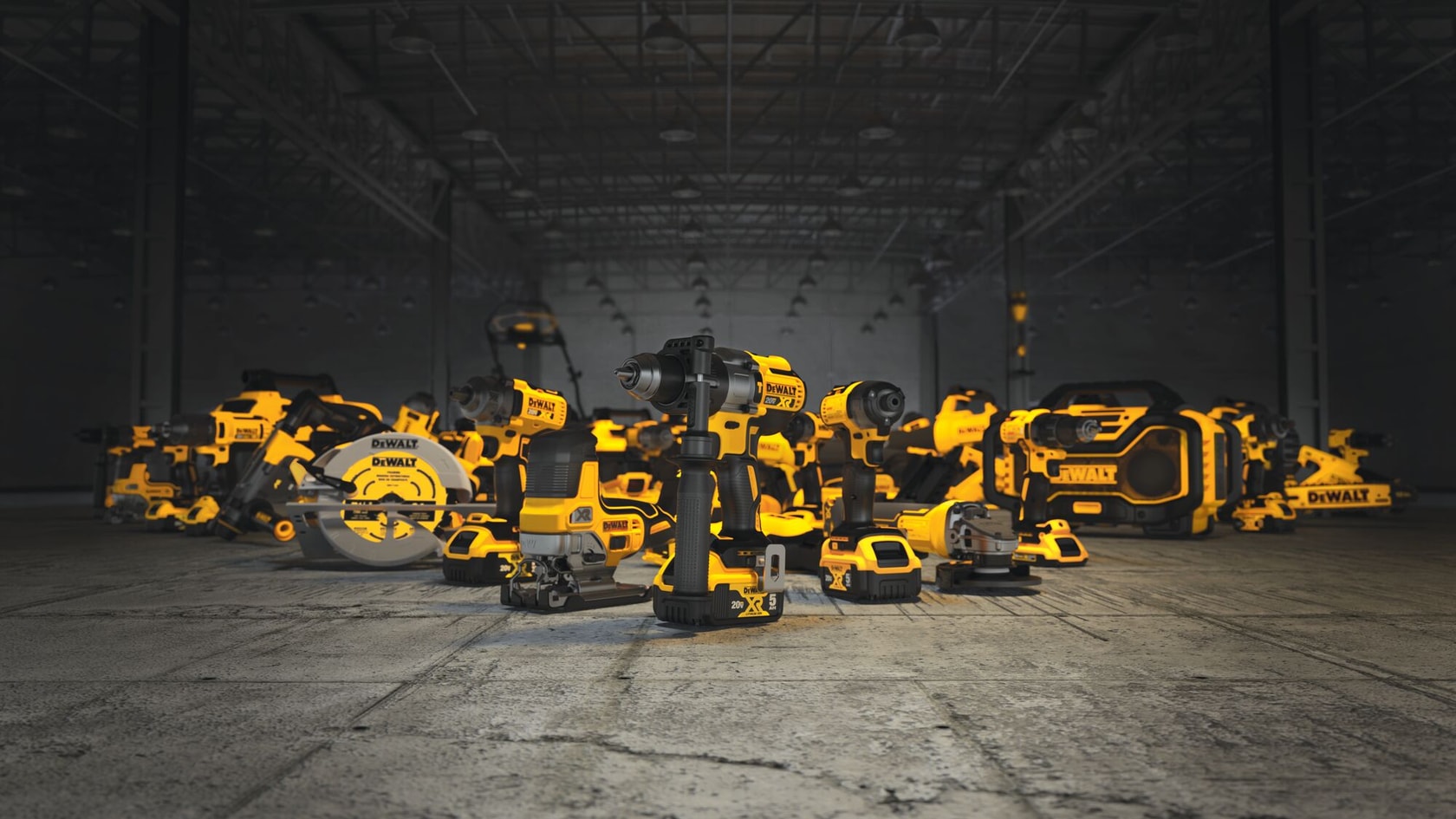 Um grupo de ferramentas elétricas DEWALT amarelas e pretas exibidas sobre um piso de concreto dentro de um grande armazém de estilo industrial. As ferramentas incluem furadeiras, serras e outros equipamentos, dispostos de forma destacada na frente, com mais ferramentas visíveis ao fundo.